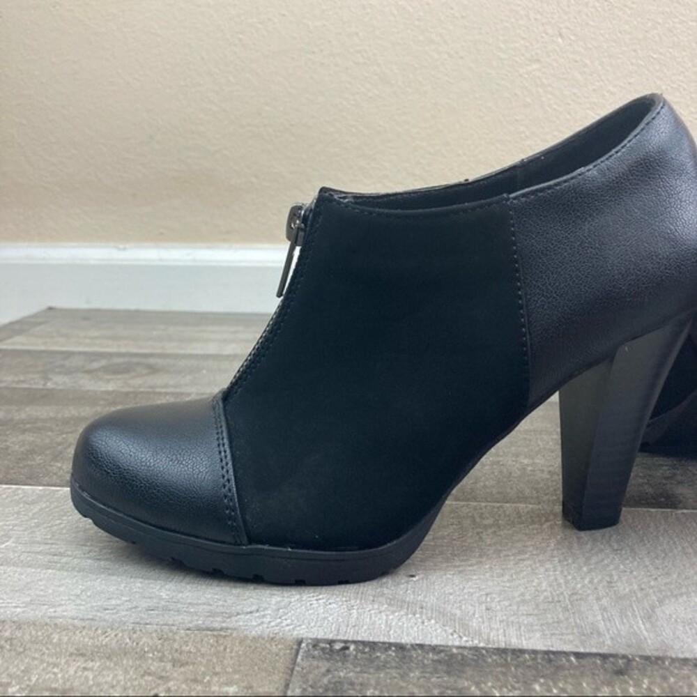 White Mt Scarlett Black Women's Ankle Booties Size 5.5US NWOB